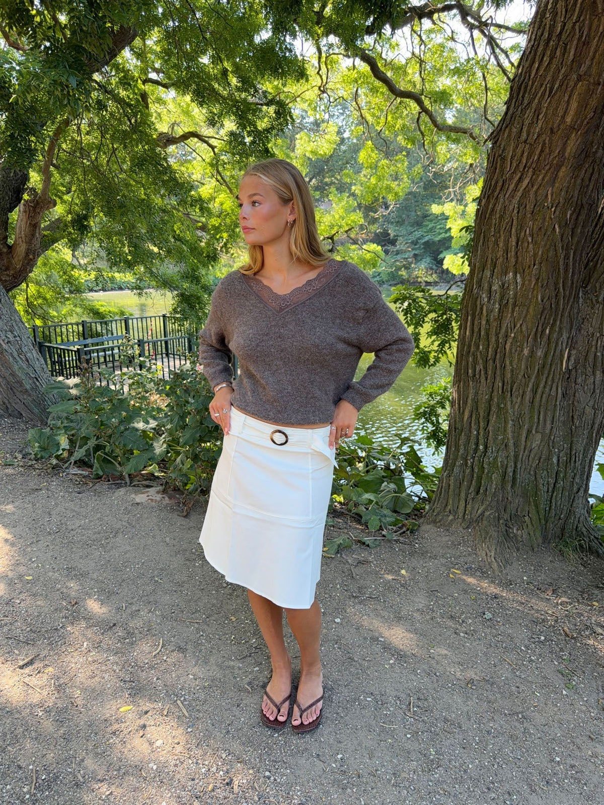 Stina knit with lace details - Brown