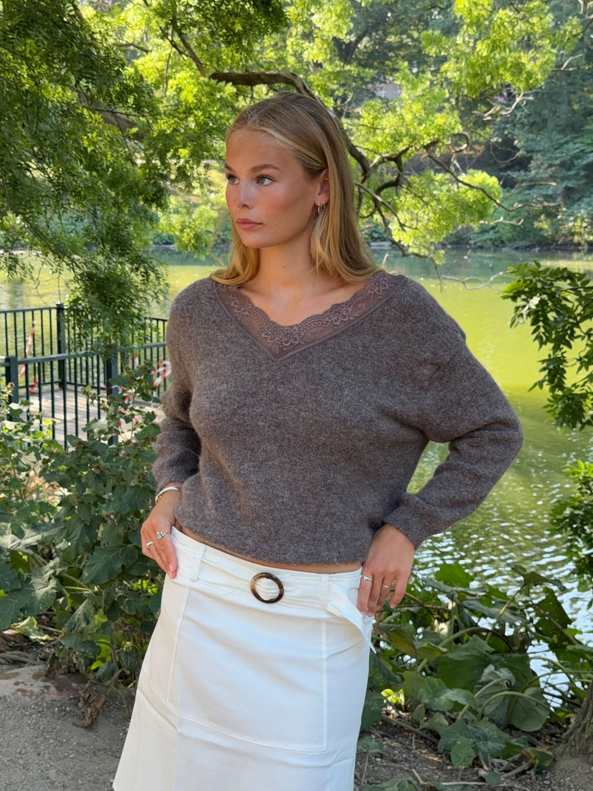 Stina knit with lace details - Brown