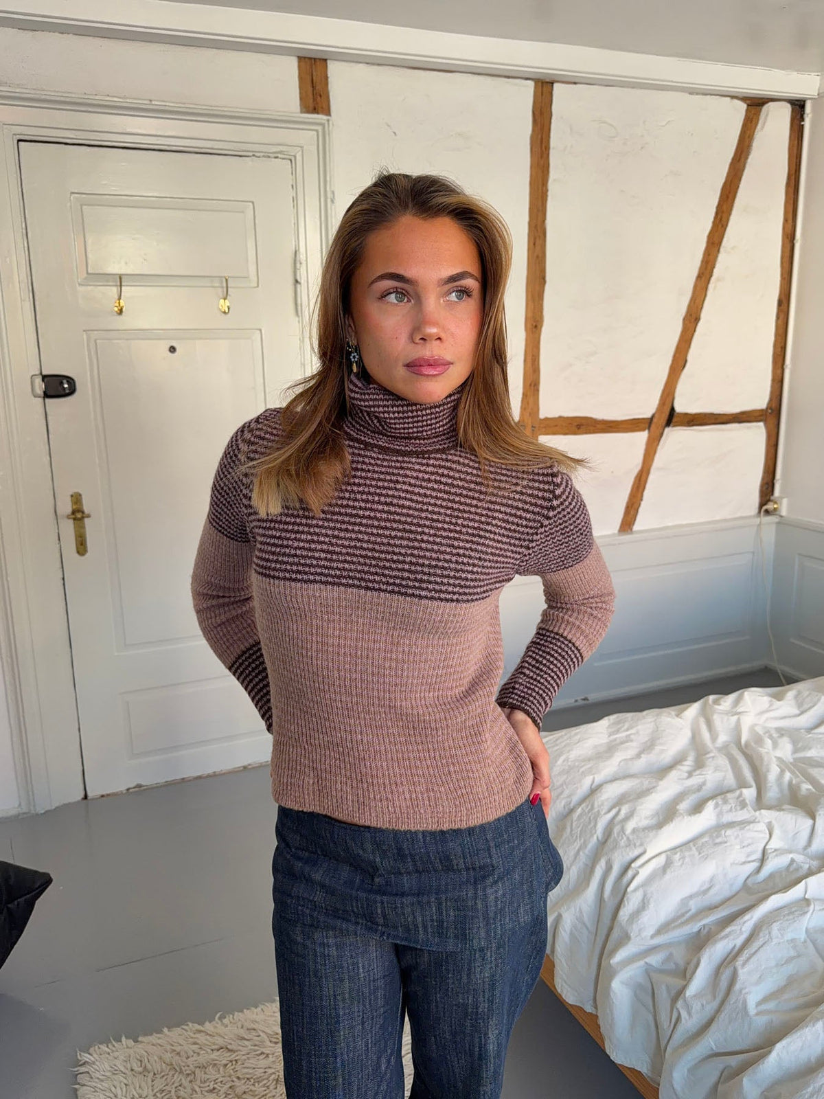 Swela knitted sweater with turtleneck – Dark brown/pink